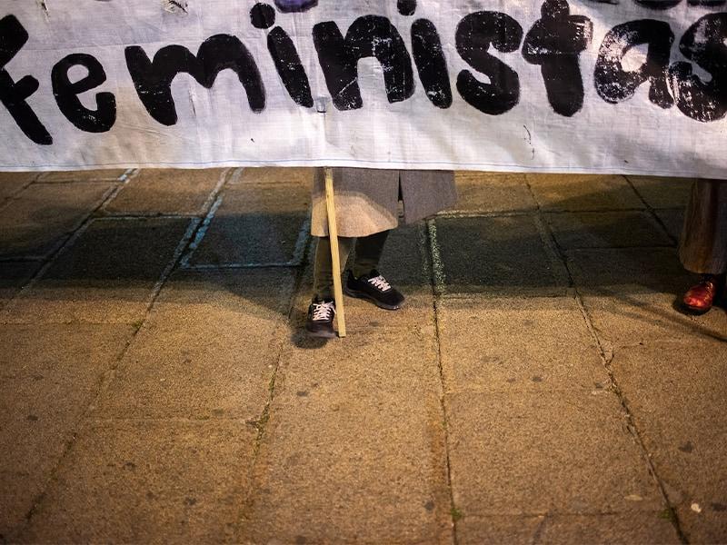 Policía de Maldonado impidió alerta feminista y detuvo a dos jóvenes manifestantes contra femicidios alegando nuevo marco legal de la LUC
