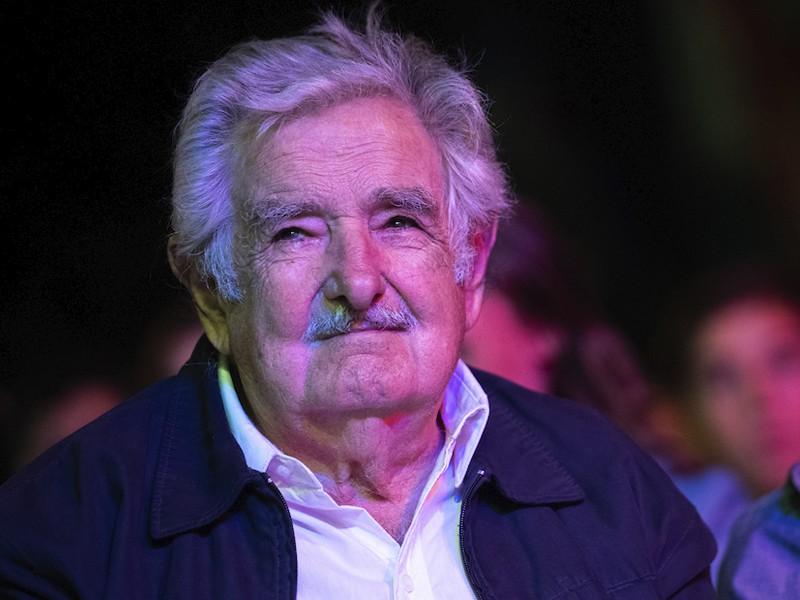 Mujica renuncia al Senado "con dolor en el alma", pero no a la política porque "sería como quedarme sin aire"