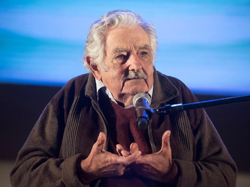 Hay sectores que andan viento en popa mientras una multitud hace colas en ollas populares para llevar un plato de comida