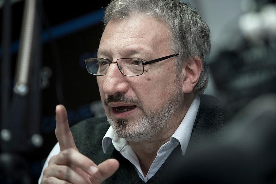 “Perdemos todos”, criticó senador Óscar Andrade luego de marcha atrás de Canal 5 por debate entre el senador del FA y Guido Manini Ríos