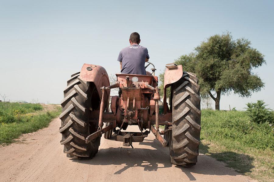 En la foto, Daniel Diaz, pequeño productor de la zona que explota un campo del Instituto de Colonizacion. Foto: Ricardo Antúnez / adhocFOTOS