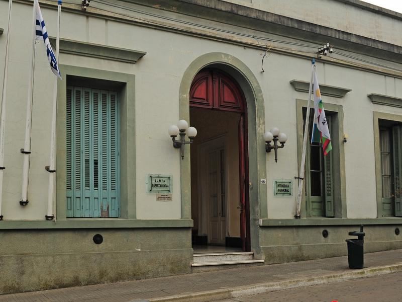 Lavalleja: Intendente blanco comparecerá ante la Junta por nepotismo, dio compensación de $72.300 a su hermano