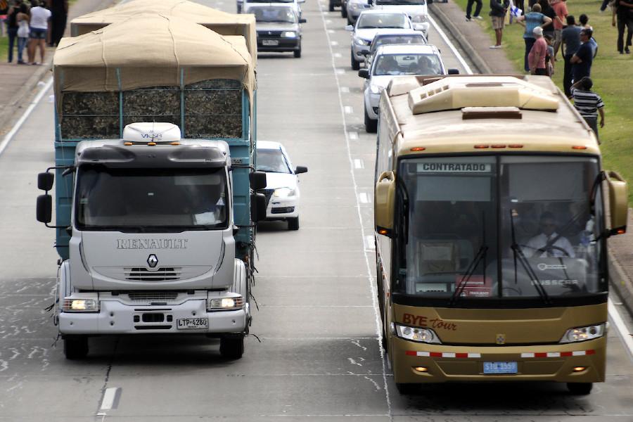 Tránsito en los accesos a Montevideo.Foto: Javier Calvelo /adhocFotos