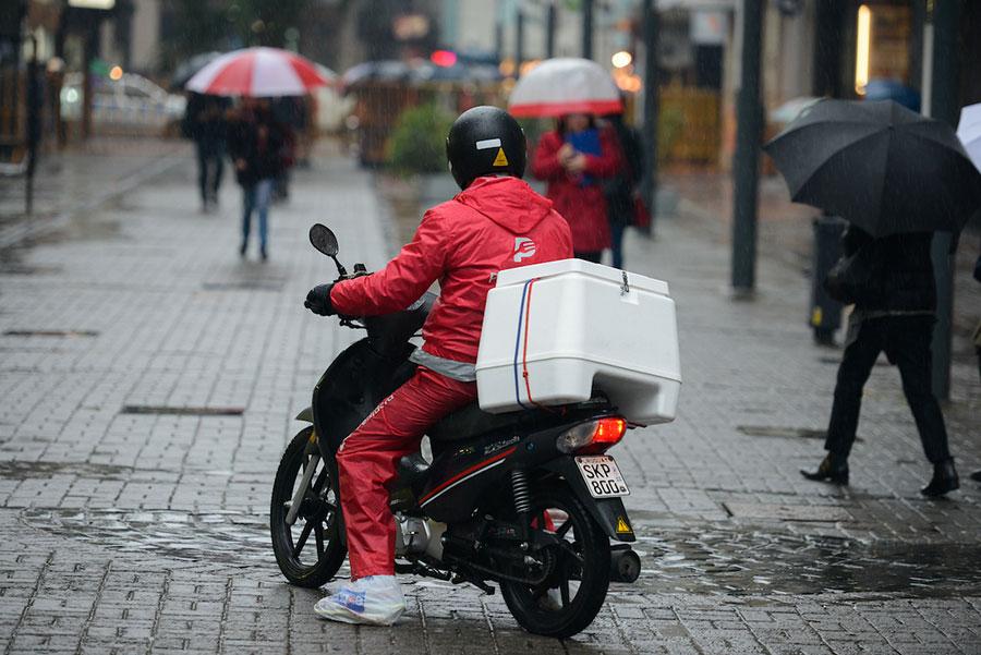 Delivery de la empresa PedidosYa en la Peatonal Sarandí. Foto: Santiago Mazzarovich / adhocFOTOS