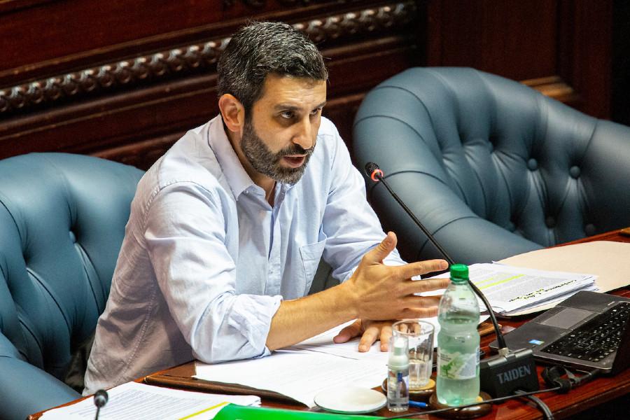 Daniel Caggiani durante la Comision Permanente en la Camara de Senadores en el Palacio Legislativo en Montevideo. Foto: Mauricio Zina/ adhocFOTOS