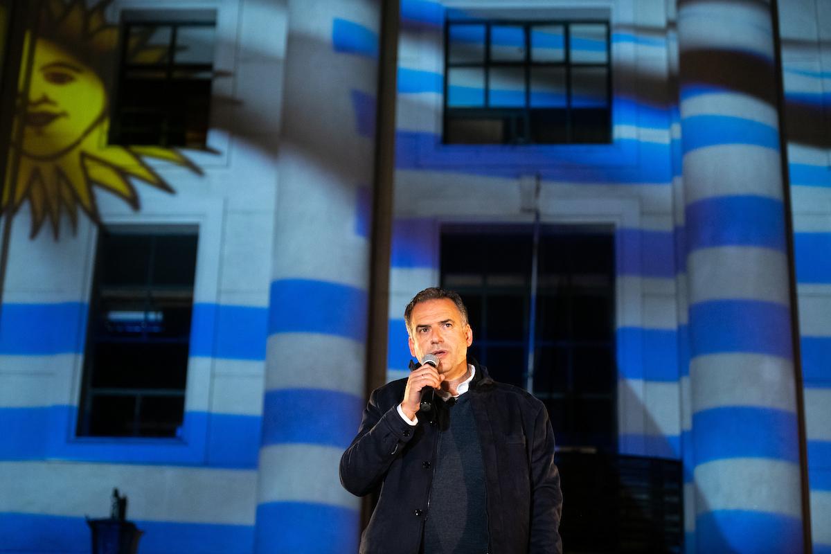 Festejos de Yamandú Orsi en la Plaza de Canelones. Foto: Santiago Mazzarovich / adhocFOTOS