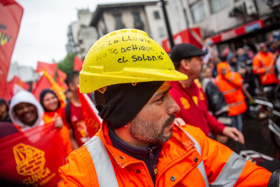Paro de 24 horas y movilizacion del Sindicato Unico Nacional de la Construccion y Anexos (SUNCA) desde la explanada de la Universidad de la Republica al Palacio Legislativo. Foto: Mauricio Zina / adhocFOTOS