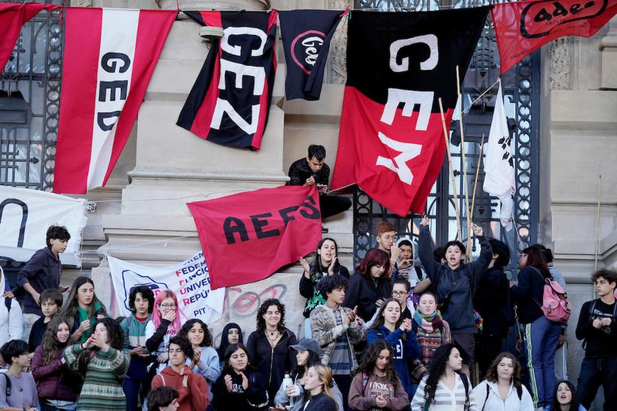 Durante marcha de estudiantes y docentes tras la desocupación del liceo IAVA en Montevideo. Foto: Javier Calvelo / adhocFOTOS