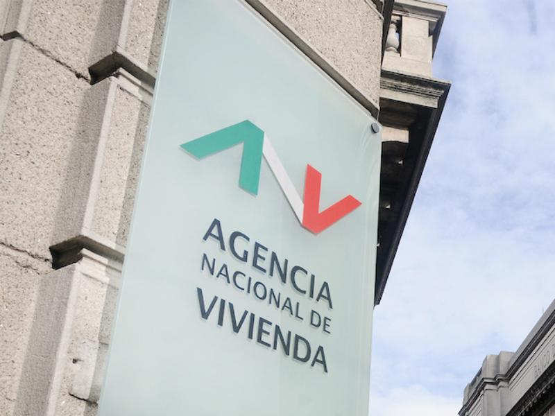 Agencia nacional de vivienda y casa central del BROU, 2010. Foto: Ricardo Antúnez / AdhocFotos www.adhocfotos.com