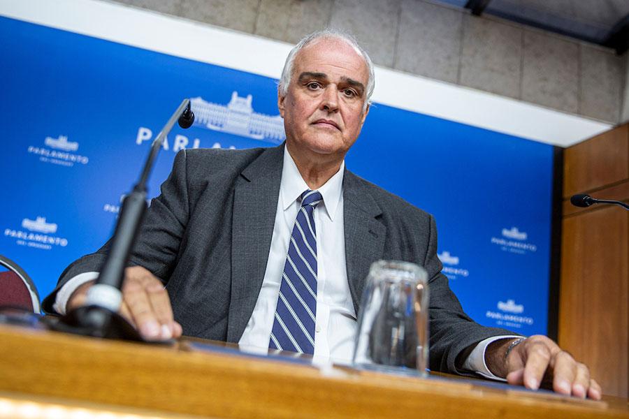Gustavo Penades durante la conferencia de prensa en el Anexo del Palacio Legislativo en Montevideo. Foto: Mauricio Zina/ adhocFOTOS