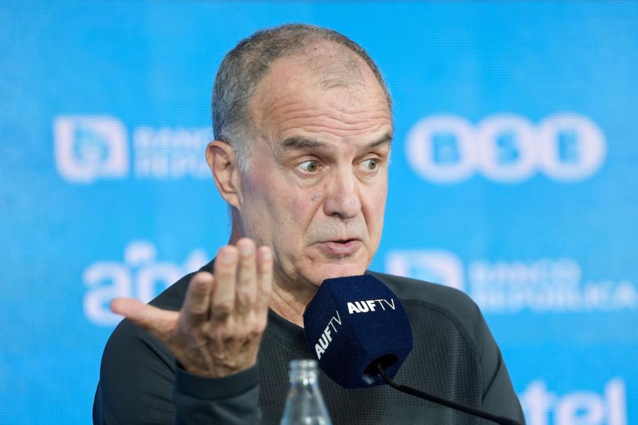 Marcelo Bielsa durante su presentacion como tecnico de la Seleccion Uruguaya de Futbol en el estadio Centenario. Foto: Daniel Rodriguez /adhocFOTOS