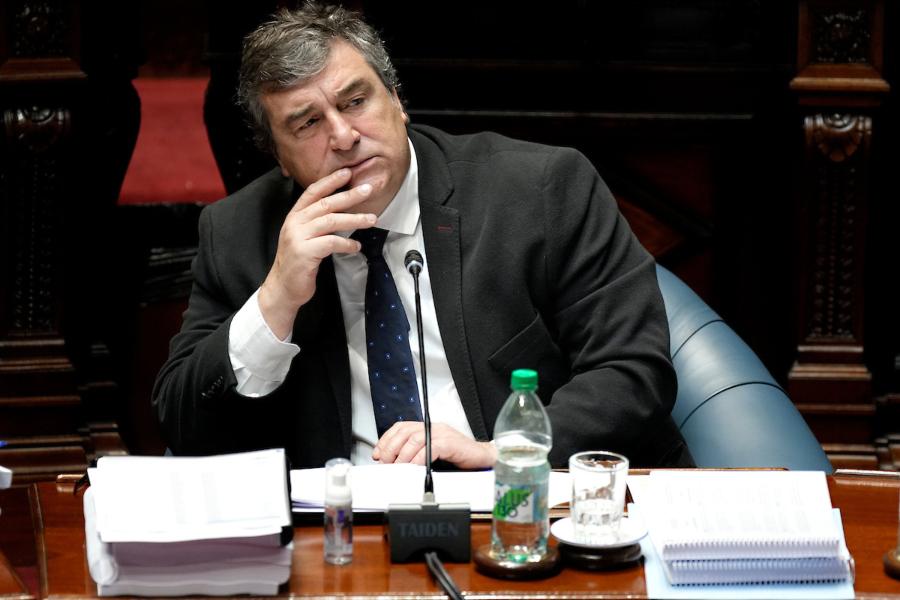 Sergio Botana durante el plenario en el Senado para votar el proyecto de Rendición de Cuentas y Balance de Ejecución Ejercicio 2021 en Montevideo. Foto: Javier Calvelo / adhocFOTOS