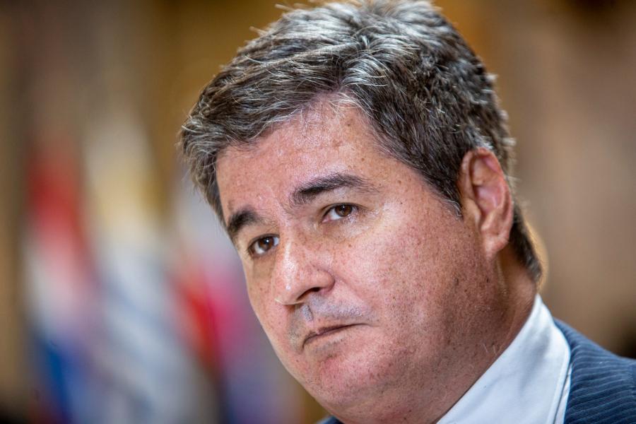 Guzmán Acosta y Lara previo al lanzamiento del sello conmemorativo por el centenario de la radiofonía uruguaya en el Salón de los Pasos Perdidos del Palacio Legislativo. Foto: Mauricio Zina/ adhocFOTOS