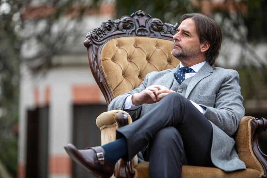 Luis Lacalle Pou durante la entrega del premio "Poncho de 60 Listas 2023" en la Quinta de Luis Alberto de Herrera en Montevideo. Foto: Mauricio Zina/ adhocFOTOS
