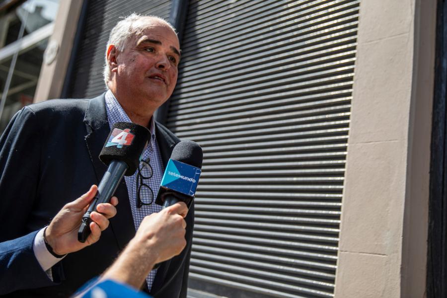 Gustavo Penades previo a la audiencia de formalización en el el Juzgado de Juan Carlos Gomez en Montevideo. Foto: Mauricio Zina / adhocFOTOS