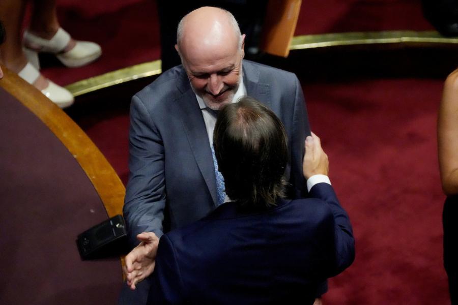 Roberto Lafluf y Luis Lacalle Pou tras el discurso del presidente a la Asamblea General en Cámara de Diputados en el Palacio Legislativo en Montevideo. Foto: Javier Calvelo / adhocFOTOS