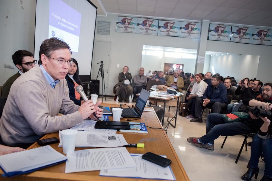 Martin Vallcorba en una charla sobre inclusión financiera con militantes sindicales. SUNCA, Montevideo, 9/6/2017. Foto: Ricardo Antúnez / adhocFOTOS