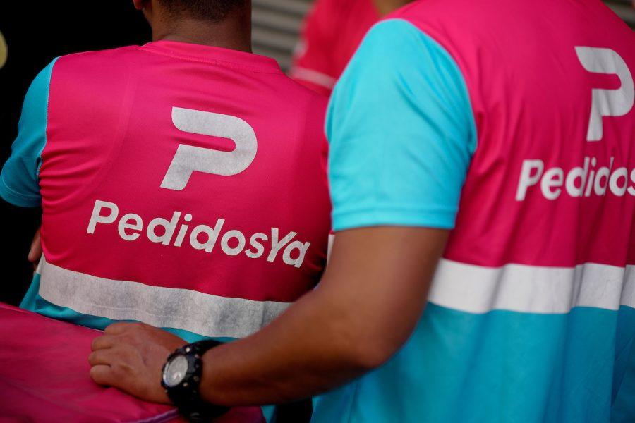 Concentración de trabajadores de Pedidos Ya en la puerta del Ministerio de Trabajo en Montevideo. Foto: Javier Calvelo / adhocFOTOS