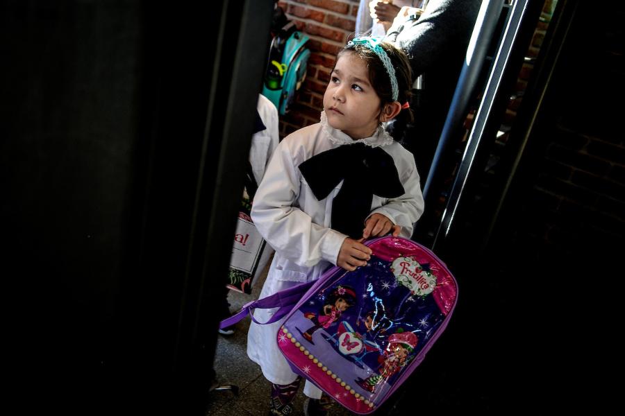 Entrada a la escuela el primer día de clases del ciclo lectivo 2019 en la escuela n.° 378 en el Barrio Santa Maria de Montevideo. Foto: Javier Calvelo / adhocFOTOS