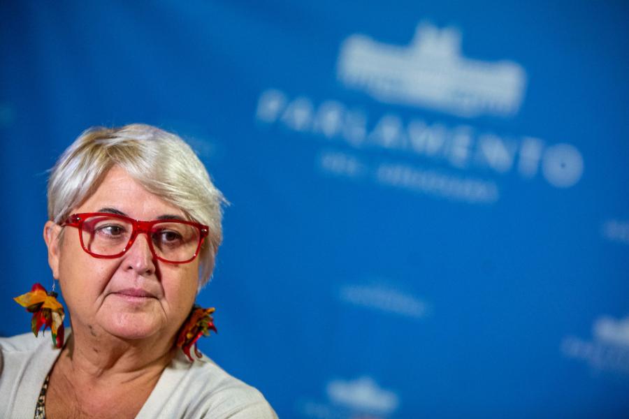 Sandra Lazo tras la comisión de población, desarrollo e inclusión en sala la Esc. Dardo Ortiz en el Palacio Legislativo en Montevideo. Foto: Mauricio Zina/ adhocFOTOS