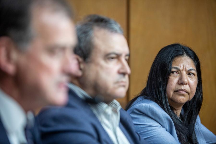 Guido Manini Rios, Raul Lozano y Elsa Capillera durante la conferencia de prensa en el Anexo del Palacio Legislativo de la Bancada de Cabildo Abierto tras el pedido de renuncia de la Ministra Vivienda y Ordenamiento Territorial. Foto: Mauricio Zina/ adhocFOTOS