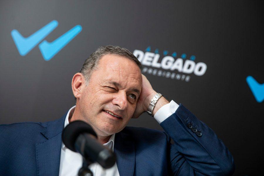 Alvaro Delgado durante la conferencia de prensa en su comando central de en el barrio Cordón en Montevideo. Foto: Mauricio Zina / adhocFOTOS