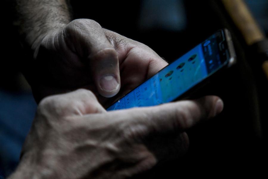 Celular. Foto: Javier Calvelo / adhocFOTOS