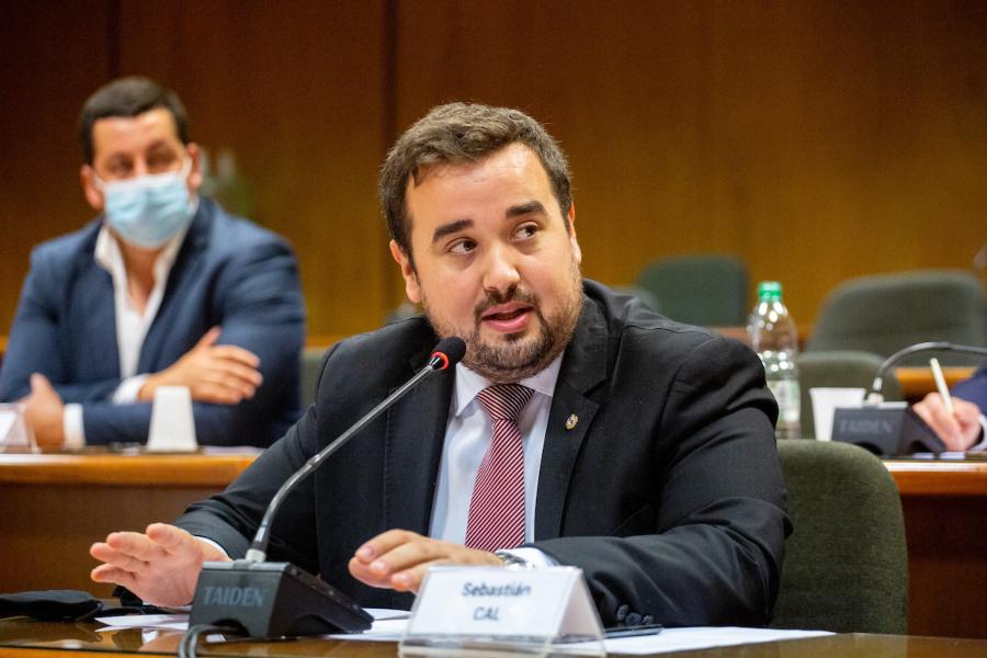 Sebastián Cal durante la comisión de ciencia, innovación y tecnología en el anexo del Palacio Legislativo en Montevideo Foto: Mauricio Zina/ adhocFOTOS