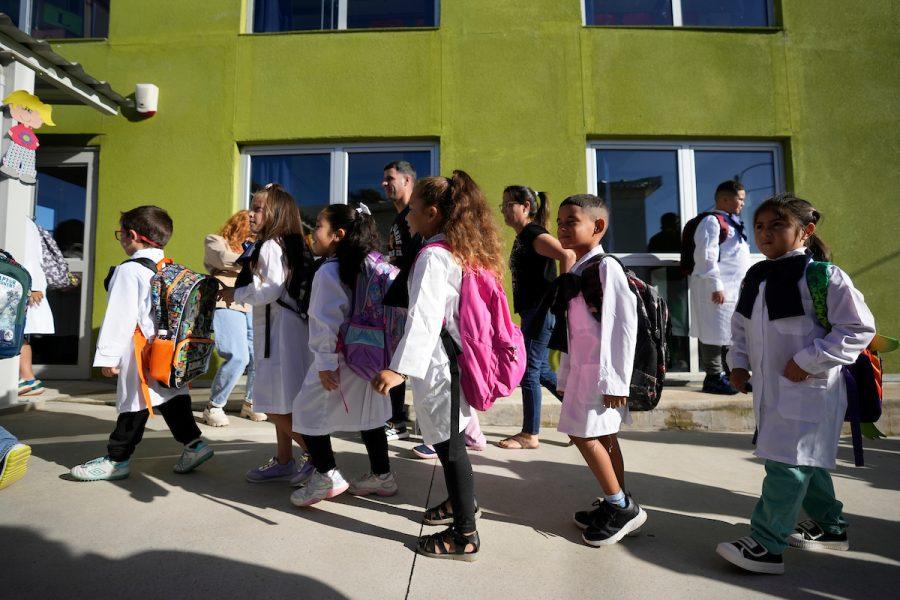 Inicio de clases caótico: sindicatos denuncian grupos superpoblados y cientos de docentes sin horas