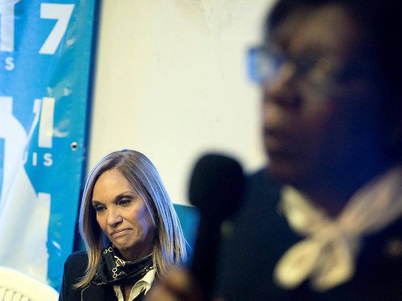 Beatriz Argimón en la sede de la Lista 71 escucha a Gloria Rodríguez. / Montevideo / 2019 / Foto: Ricardo Antúnez / adhocFOTOS