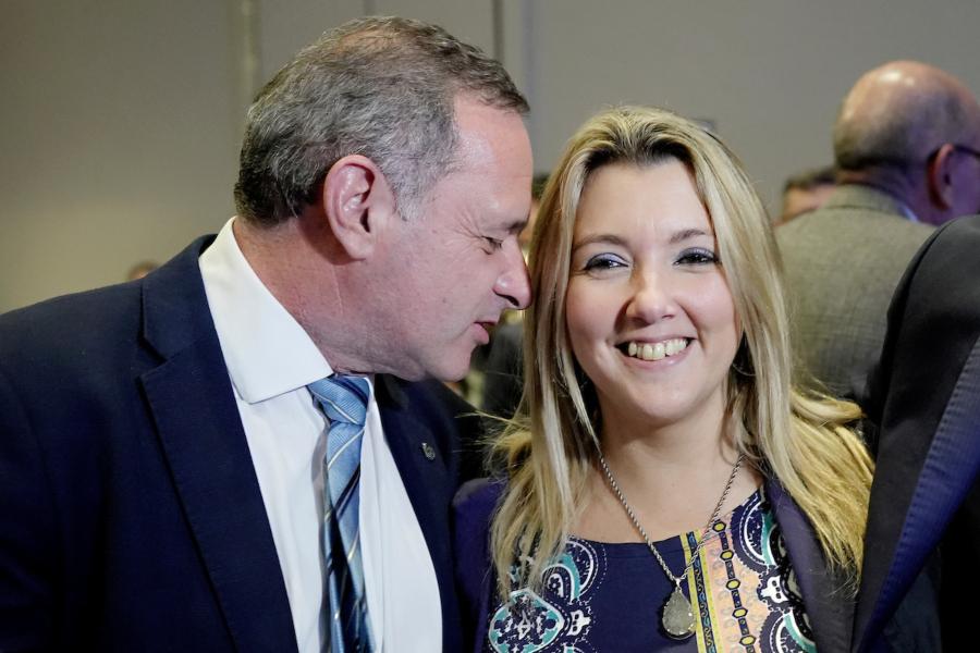 Álvaro Delgado y Valeria Ripoll durante el lanzamiento del movimiento "De Centro" del Partido Nacional en el hotel Hyatt en Montevideo. Foto: Javier Calvelo / adhocFOTOS
