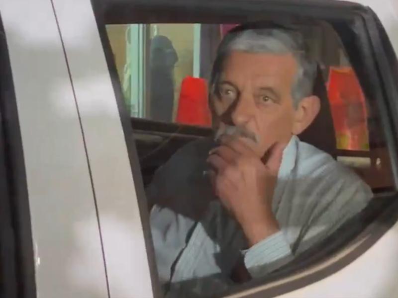Exalcalde Humberto Allende conducido por la policía. Imagen: Captura de Video de posteo de Silvia Techera.