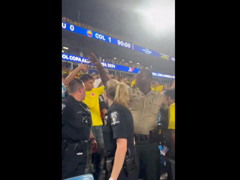 Captura de pantalla de incidentes en la tribuna al finalizar el partido Uruguay vs Colombia.
