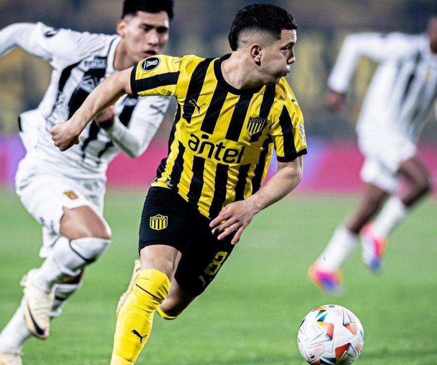 Peñarol goleó 4-0 a The Strongest en una noche fantástica de Leo