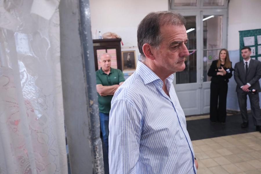 Guido Manini Ríos durante la votación en circuito en la escuela n°2 Argentina en el centro de Montevideo. Foto: Pablo Vignali / adhocFOTOS