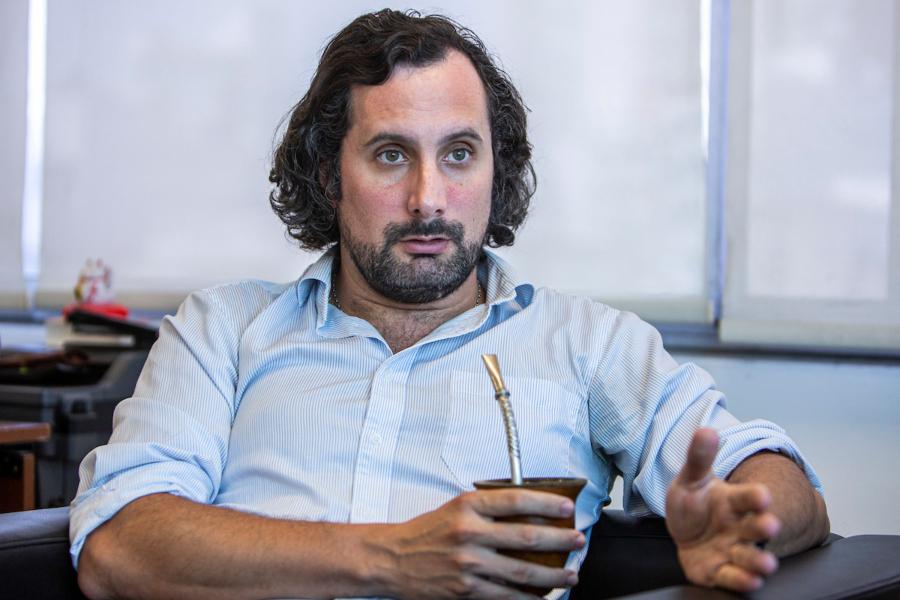 Gonzalo Baroni en su oficina del Ministerio de Educacion y Cultura en Montevideo. Foto: Mauricio Zina/ adhocFOTOS