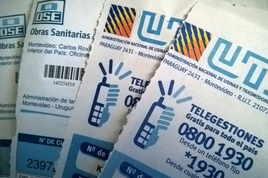 Facturas de UTE y OSE. Foto: Javier Calvelo/ adhocFotos