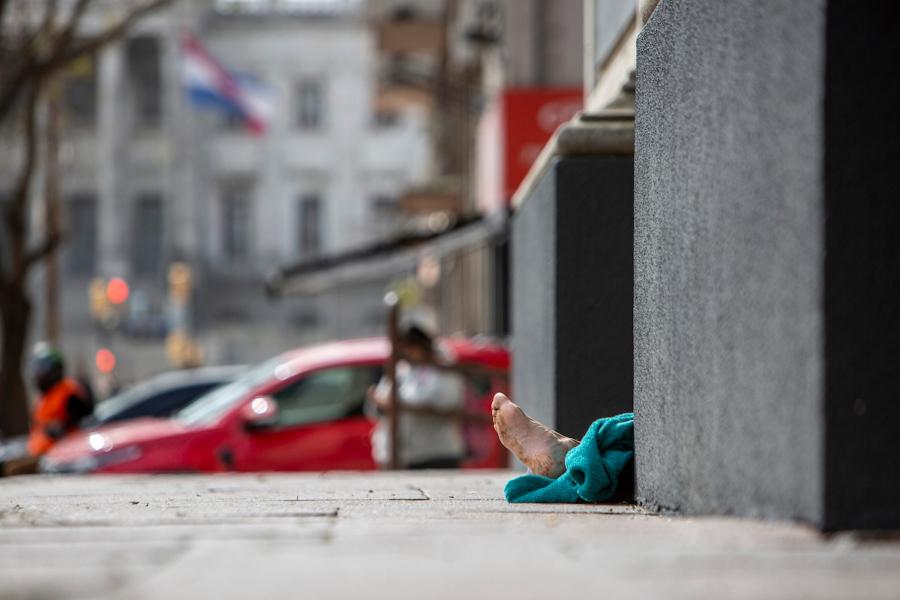 Persona en situacion de calle en el barrio La Aguada en Montevideo. Foto: Mauricio Zina / adhocFOTOS