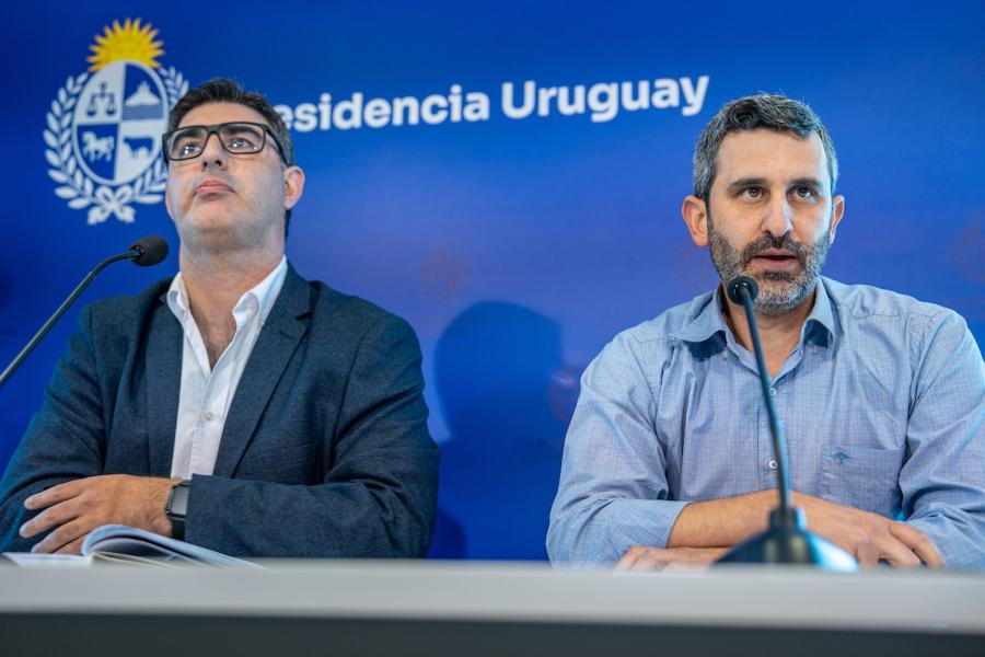 Mariano Tucci y Daniel Caggiani durante la conferencia de prensa tras la reunión de las bancadas parlamentarias del Frente Amplio junto a Yamandú O. en la residencia de Suarez y Reyes en Montevideo. Foto: Mauricio Zina / adhocFOTOS