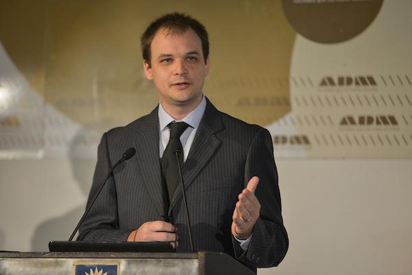 El primer consejo de ministros del gobierno de Orsi y los compromisos asumidos según Bottinelli