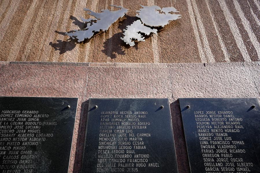 Monumento a los caídos en la Guerra de las Malvinas en la Plaza General San Martín, en Buenos Aires, Argentina. Foto: Javier Calvelo / adhocFOTOS