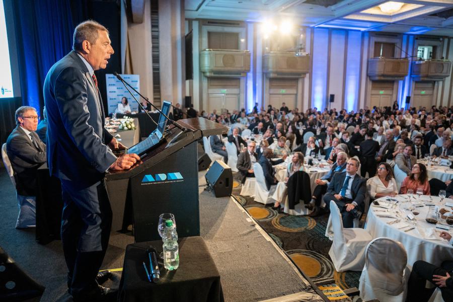 Gabriel Oddone durante el almuerzo ADM en el Hotel Radisson en Montevideo. Foto: Mauricio Zina / adhocFOTOS
