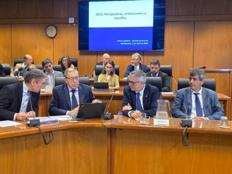 Equipo económico encabezado por Gabriel Oddone ante la Comisión de Hacienda de la Cámara de Diputados. Foto: MEF.