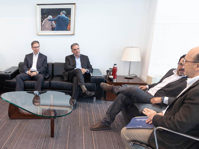 Reunión de Yamandú Orsi con delegación de la Cámara de Comercio. Foto: Presidencia de Uruguay.