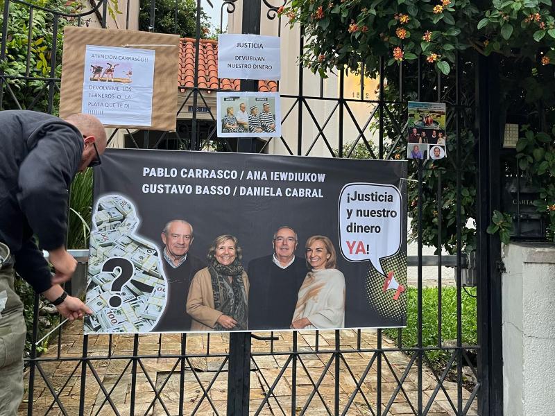 Damnificados por Conexión Ganadera frente a domicilio de Pablo Carrasco.