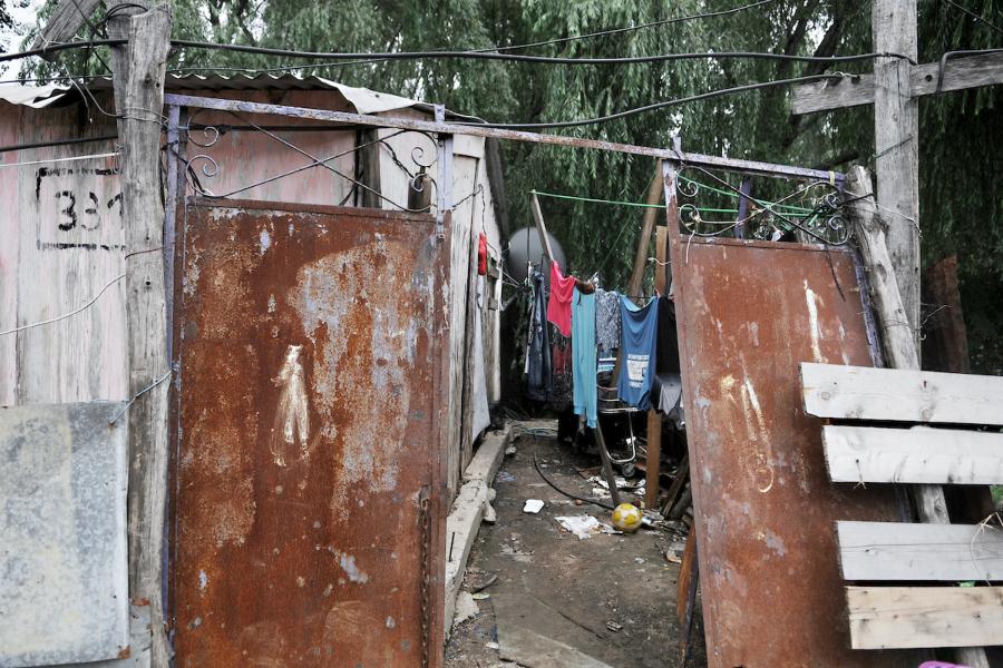 Viviendas en asentamiento del barrio La Chacarita en el noreste de Montevideo. Foto: Javier Calvelo/ adhocFOTOS