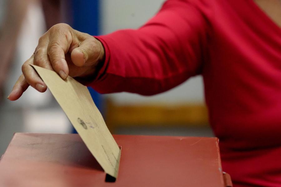 Durante la votación en elecciones presidenciales de segunda vuelta de Uruguay, en circuito del Colegio y Liceo Elbio Fernández, en Montevideo. Foto: Javier Calvelo / adhocFOTOS