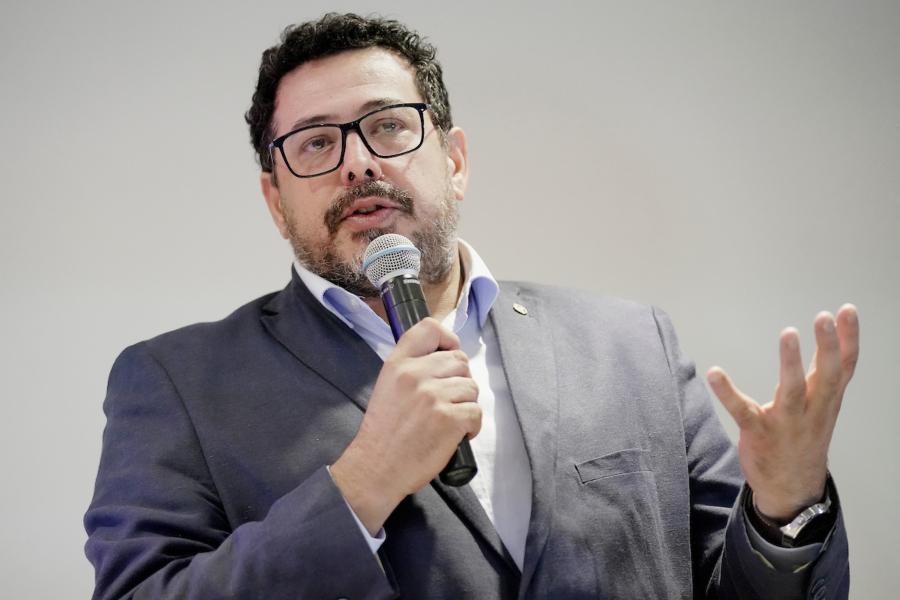 Alejandro Sanchez durante el acto recordatorio de los 110 años del Genocidio Armenio en la Iglesia Evangélica Armonía en el barrio La Teja en Montevideo. Foto: Javier Calvelo / adhocFOTOS