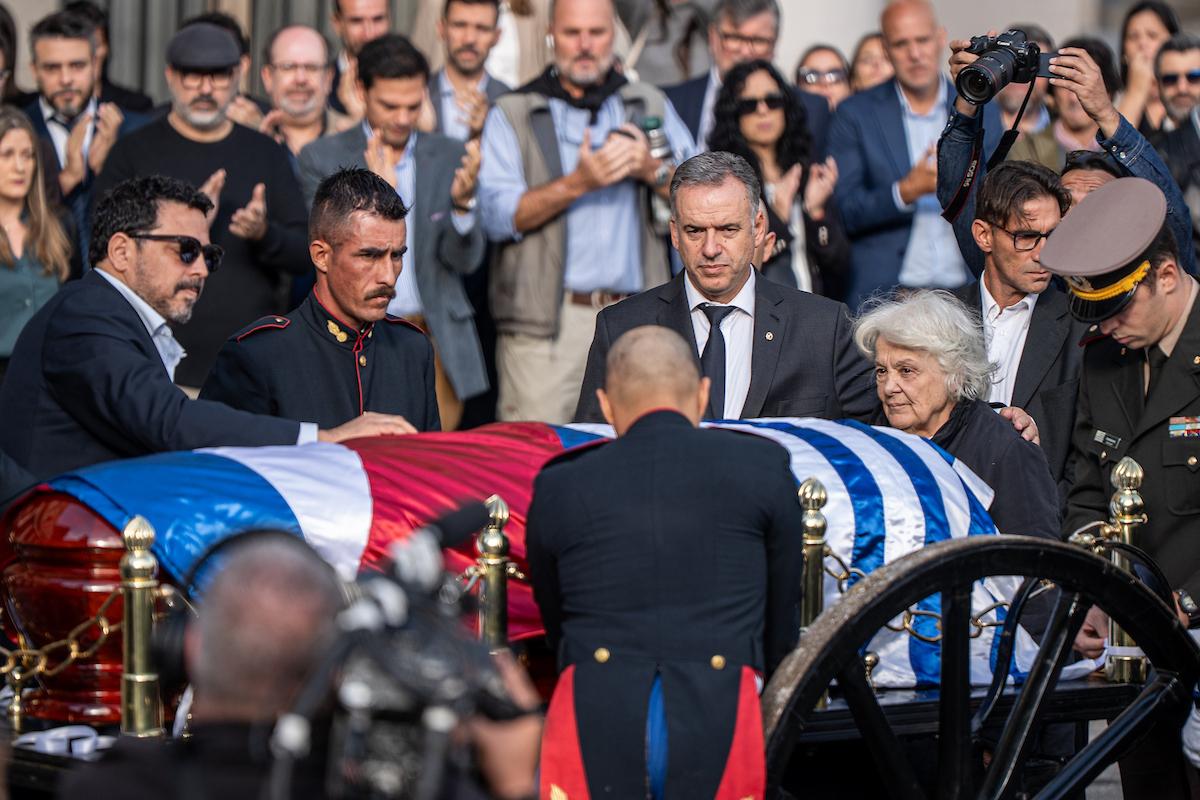 "Un referente de estos no hay dos": Políticos del Frente Amplio acompañaron el cortejo fúnebre de Mujica