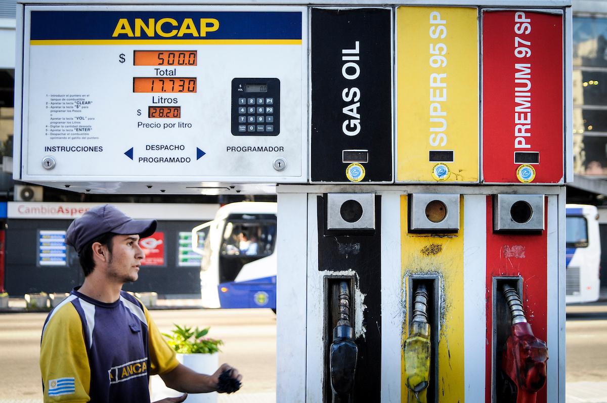 El gobierno anunció que a partir de junio bajarán los precios de la nafta y del gasoil